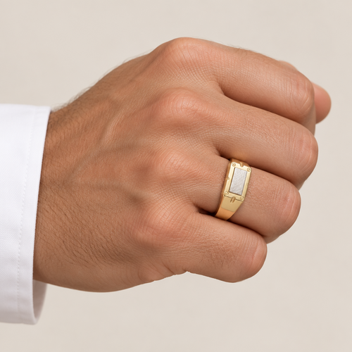 Anello uomo indossato a sigillo rettangolare scatolato oro giallo e bianco 18kt