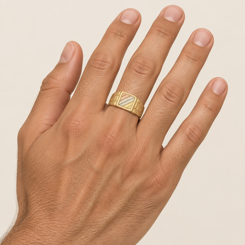 Anello uomo indossato a sigillo quadrato oro tricolore 18kt