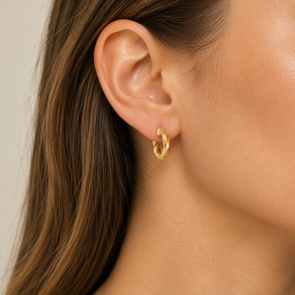 Orecchini a cerchio torchon rigati oro giallo 18kt Ø 0,8cm indossati