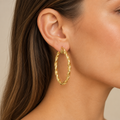 Orecchini a cerchio torchon puntinati oro giallo 18kt Ø 3cm indossati