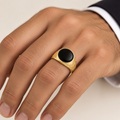 Anello uomo indossato a sigillo tondo con onice oro giallo 18kt