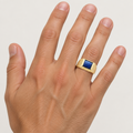 Anello uomo indossato a sigillo rettangolare con pietra blu oro giallo 18kt