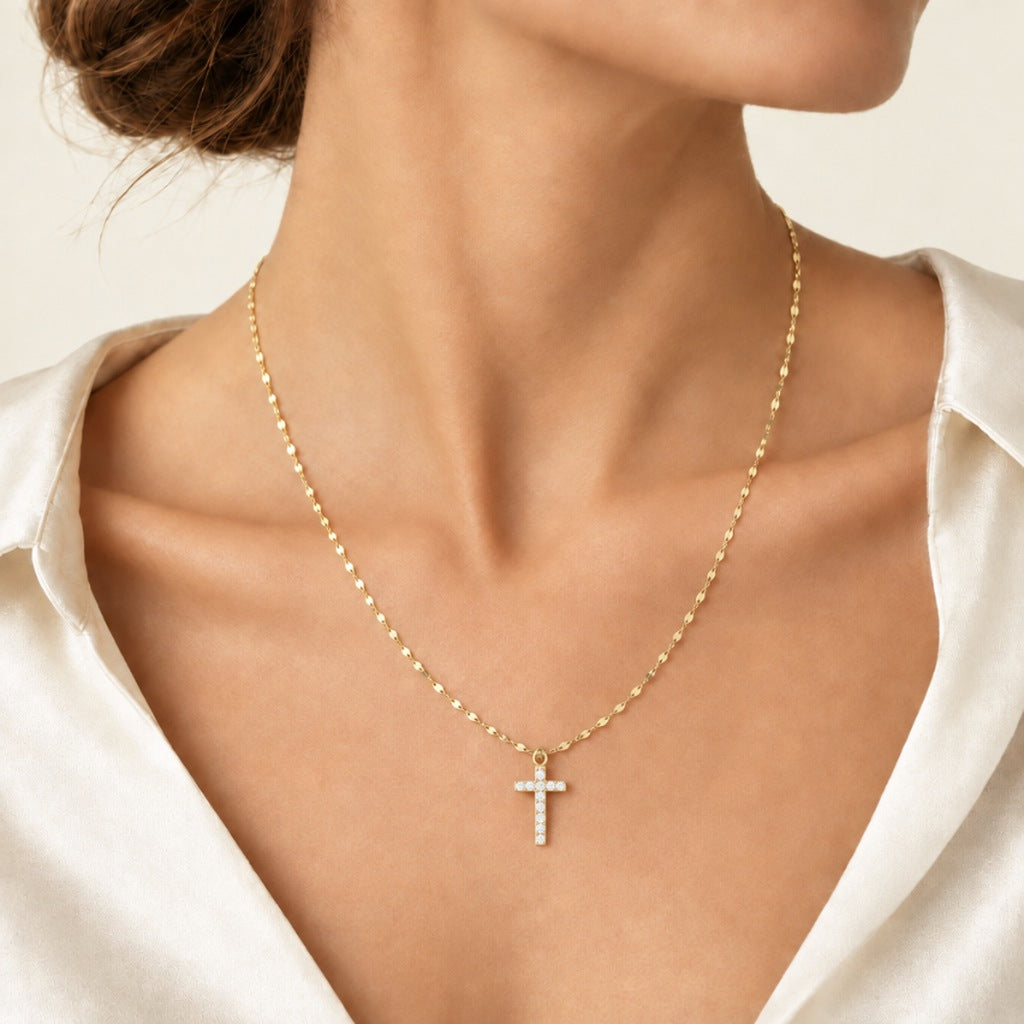 Croce microfusa con zirconi con catena fogliolina 45cm mis. 2, oro 18kt 1,3x2cm