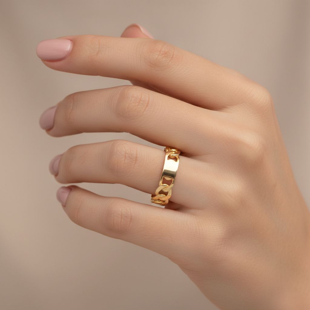 Anello a lastra traforato e martellato oro giallo 18kt indossato