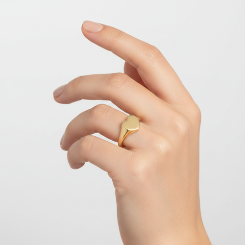 Anello chevalier cuore oro giallo 18kt indossato
