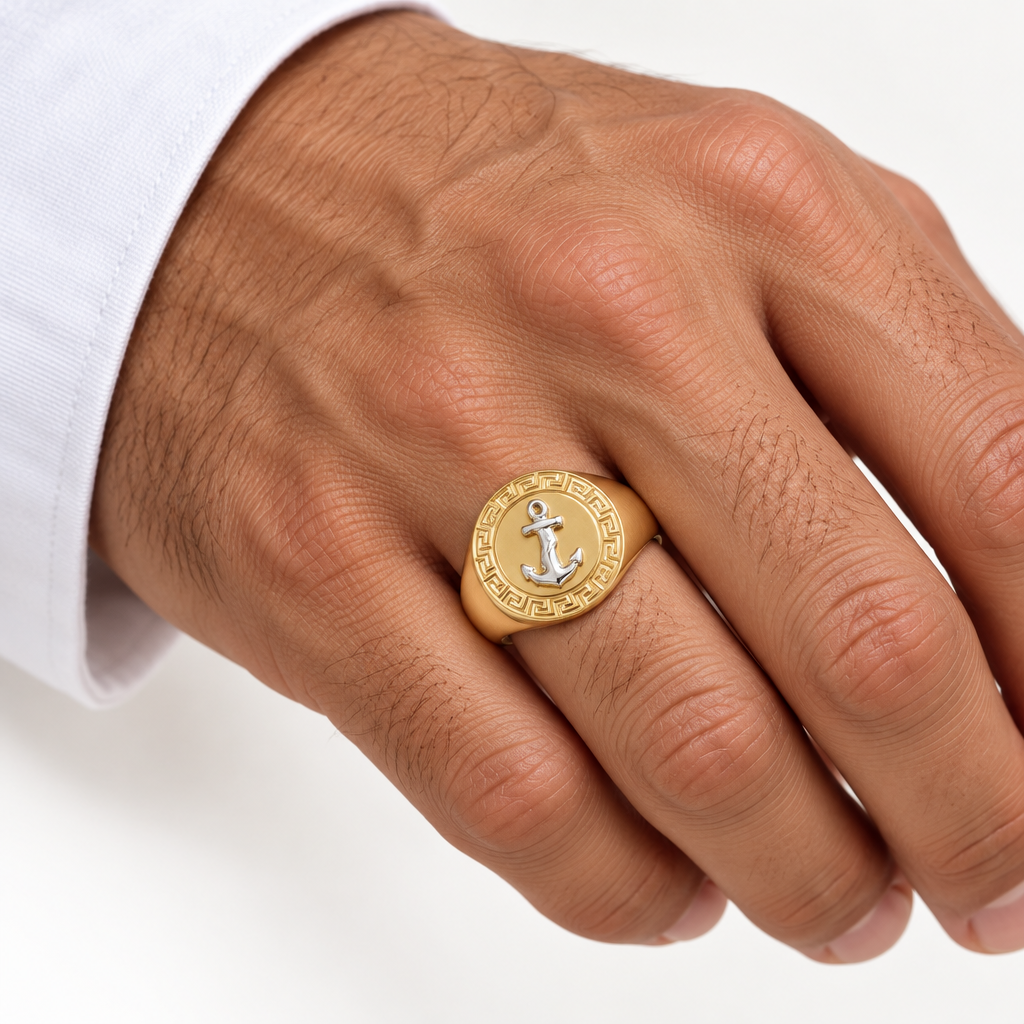 Anello uomo con ancora oro bianco e giallo 18kt indossato