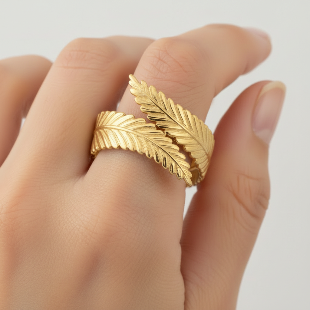 Anello con foglioline oro giallo 18kt indossato