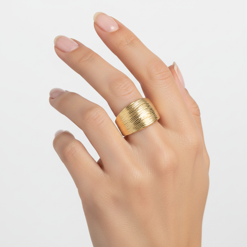 Anello a fascia larga rigato regolabile oro giallo 18kt indossato