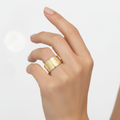 Anello a fascia stretta diamantato oro giallo 18kt indossato