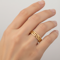 Anello greca traforata oro giallo 18kt indossato