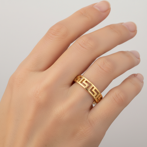 Anello greca traforata oro giallo 18kt indossato