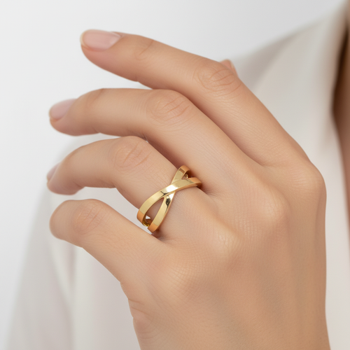 Anello intrecciato oro giallo 18kt indossato