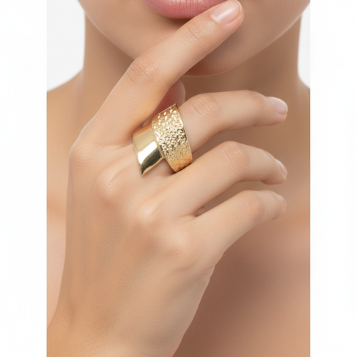 Anello a fascia larga lucido e diamantato oro giallo 18kt indossato, vista frontale