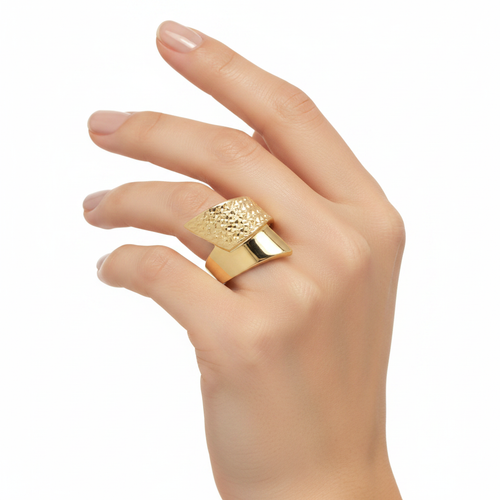 Anello a fascia larga lucido e diamantato oro giallo 18kt indossato, vista laterale