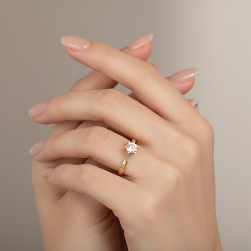 Anello solitario contrarié 6 griffe in oro giallo 18kt indossato