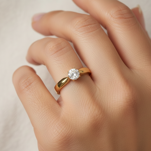 Anello solitario classico 6 griffe in oro giallo 18kt indossato