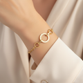 Bracciale con centrale tondo martellato oro giallo 18kt 13mm 19cm indossato