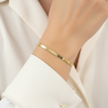 Bracciale piattina pieno oro giallo 18kt 4mm 19cm indossato