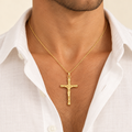 Croce scatolata con Cristo oro giallo 18kt 2,1x2,8cm indossato