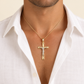 Croce scatolata con Cristo oro bianco e giallo 18kt 2,7x4,2cm indossato