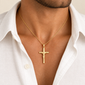 Croce scatolata con Cristo oro giallo 18kt 1,7x2,4cm indossato