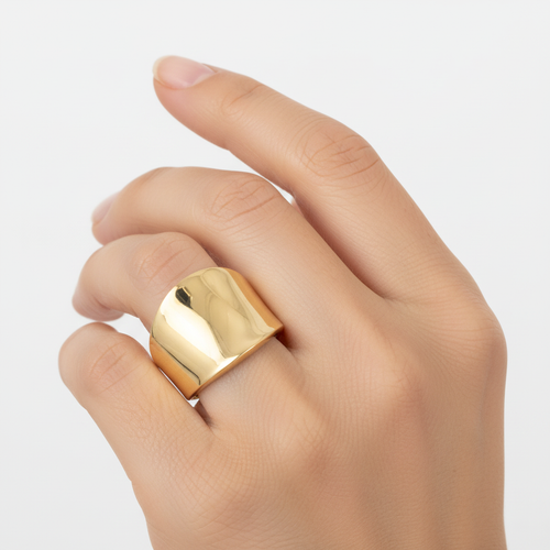 Anello a lastra bombata oro giallo 18kt indossato