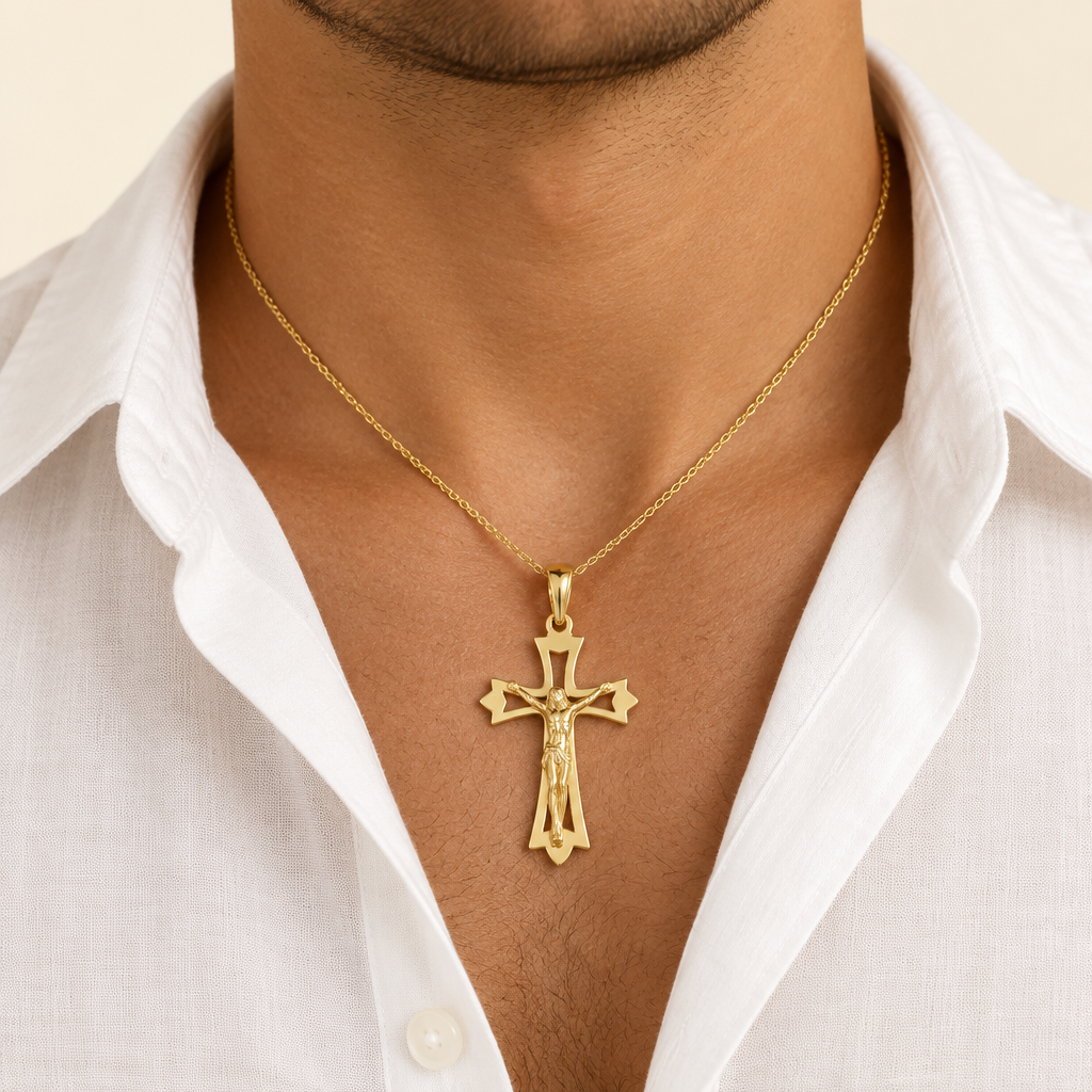 Croce a lastra traforata con Cristo oro giallo 18kt 2,2x3,1cm indossato