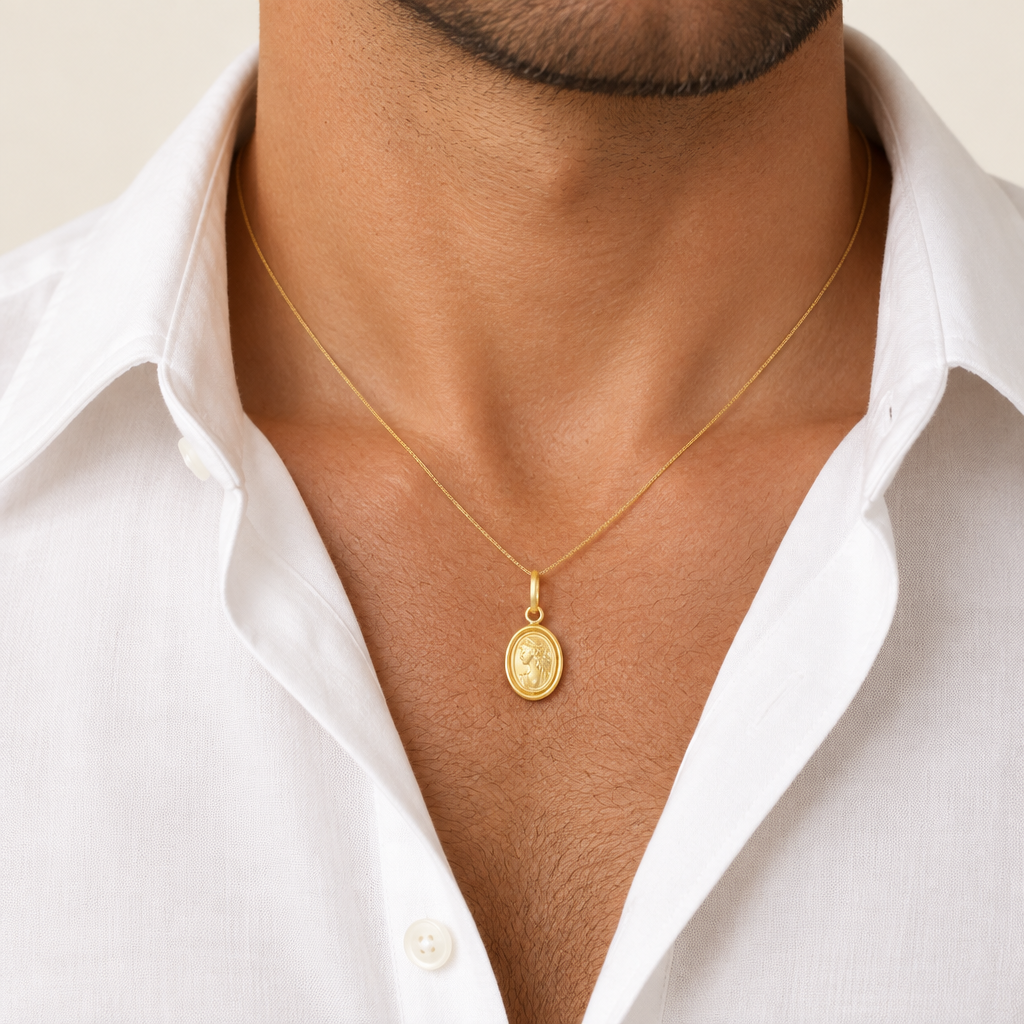 Pendente Dea oro giallo 18kt 1x1,6cm indossato