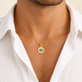 Pendente occhio portafortuna smalto blu oro giallo 18kt 1,6x1,9cm indossato