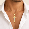 Croce scatolata con Cristo oro bianco e giallo 18kt 1,9x2,8cm indossato