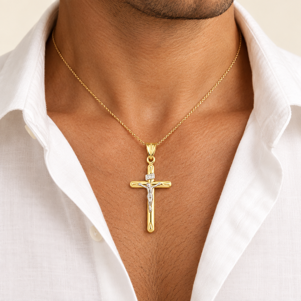 Croce scatolata con Cristo oro bianco e giallo 18kt 1,9x2,8cm indossato