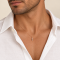 Croce microfusa con zirconi double face oro rosa 18kt 0,75x1,2cm indossato