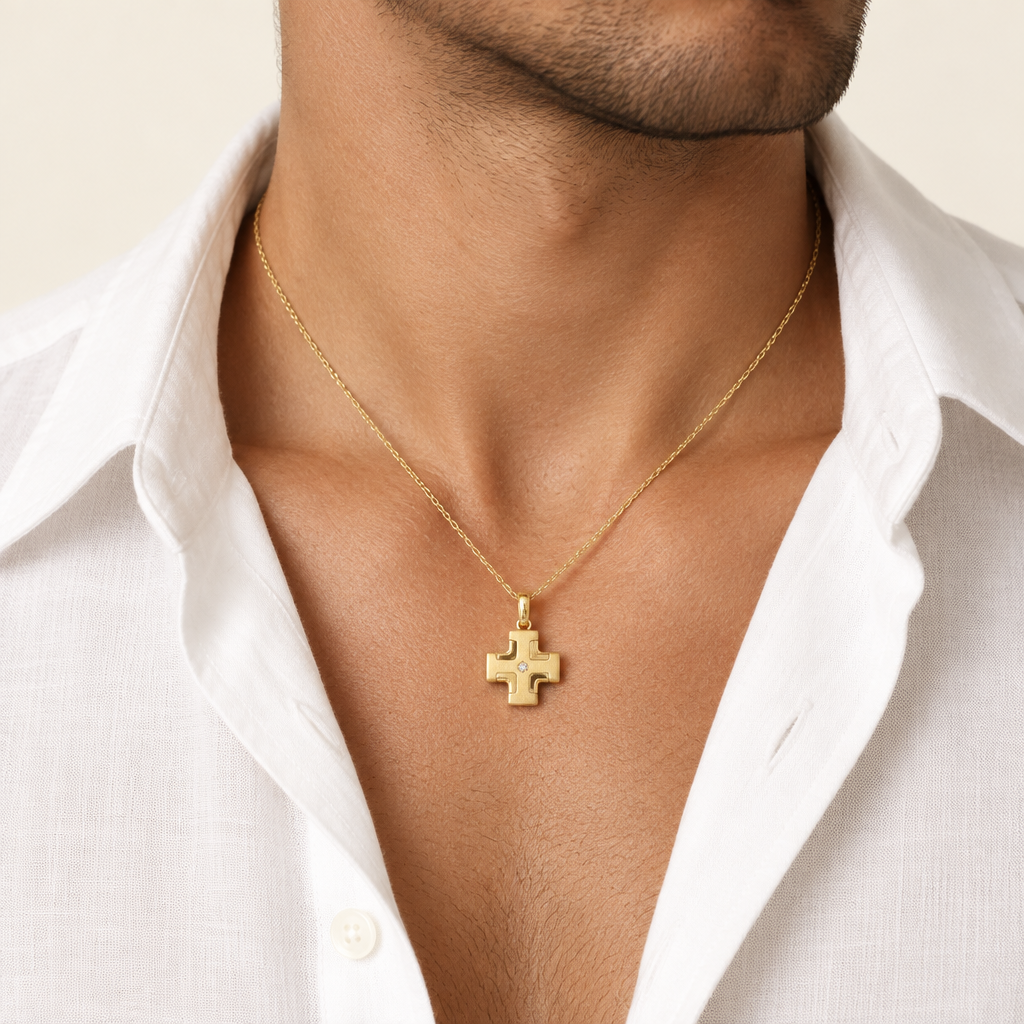 Croce greca scatolata con brillante oro giallo 18kt 1,4x1,4cm indossato