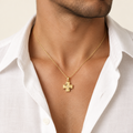 Croce greca scatolata con brillante oro giallo 18kt 1,4x1,4cm indossato