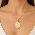 Medaglia Madonna Miracolosa mis. 7 oro giallo 18kt indossata con catena figaro