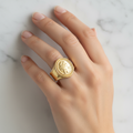 Anello Dea regolabile mis. 2 oro giallo 18kt indossato