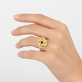Anello nodo classico oro giallo 18kt indossato