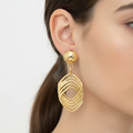 Orecchini pendenti rombo a canna vuota oro 18kt 1,2x2,5cm indossato