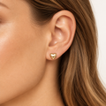 Orecchini cuore scatolato lucido oro 18kt 10mm indossato
