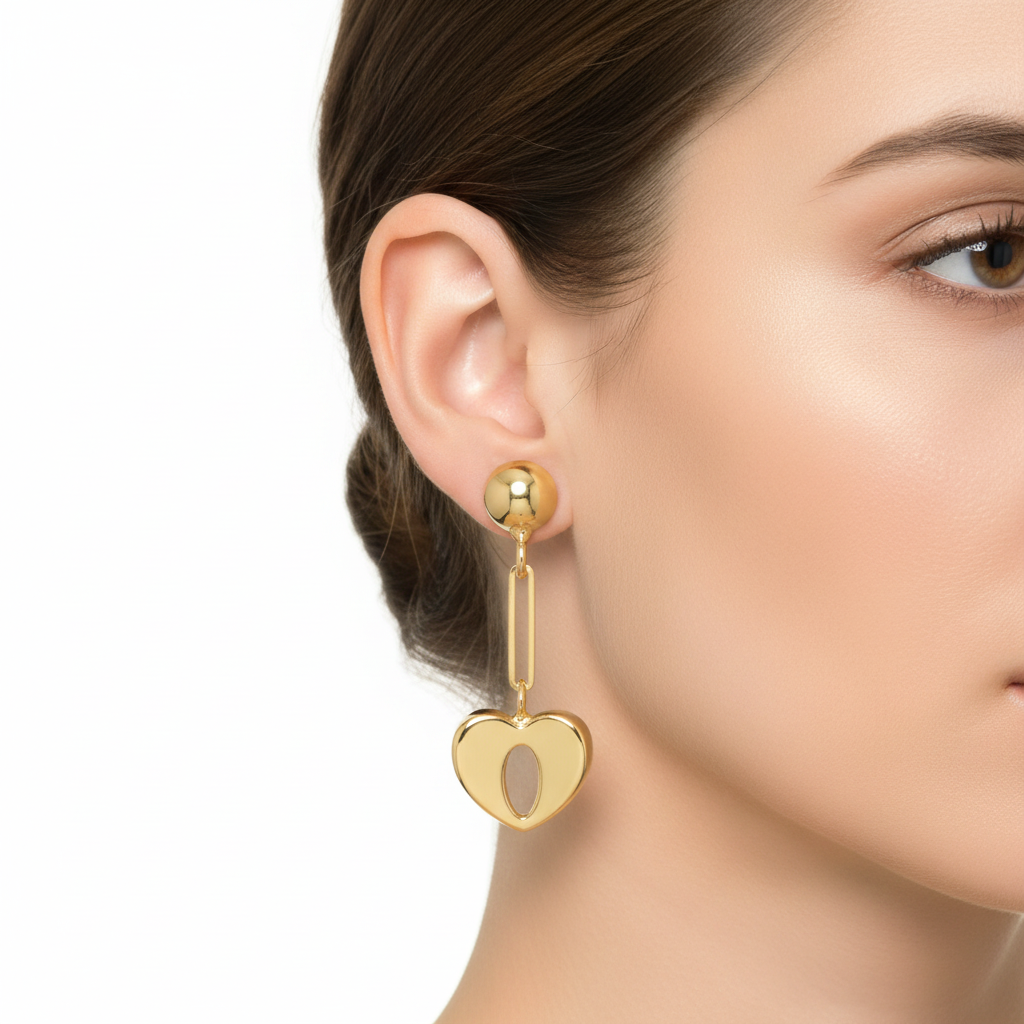 Orecchini pendenti con cuori alternati oro giallo 18kt 0,8x2cm indossato