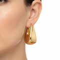 Orecchini fantasia elettroformati oro giallo 18kt 0,65x1,2cm indossato