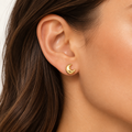 Orecchini luna scatolata lucida oro 18kt 10mm indossato