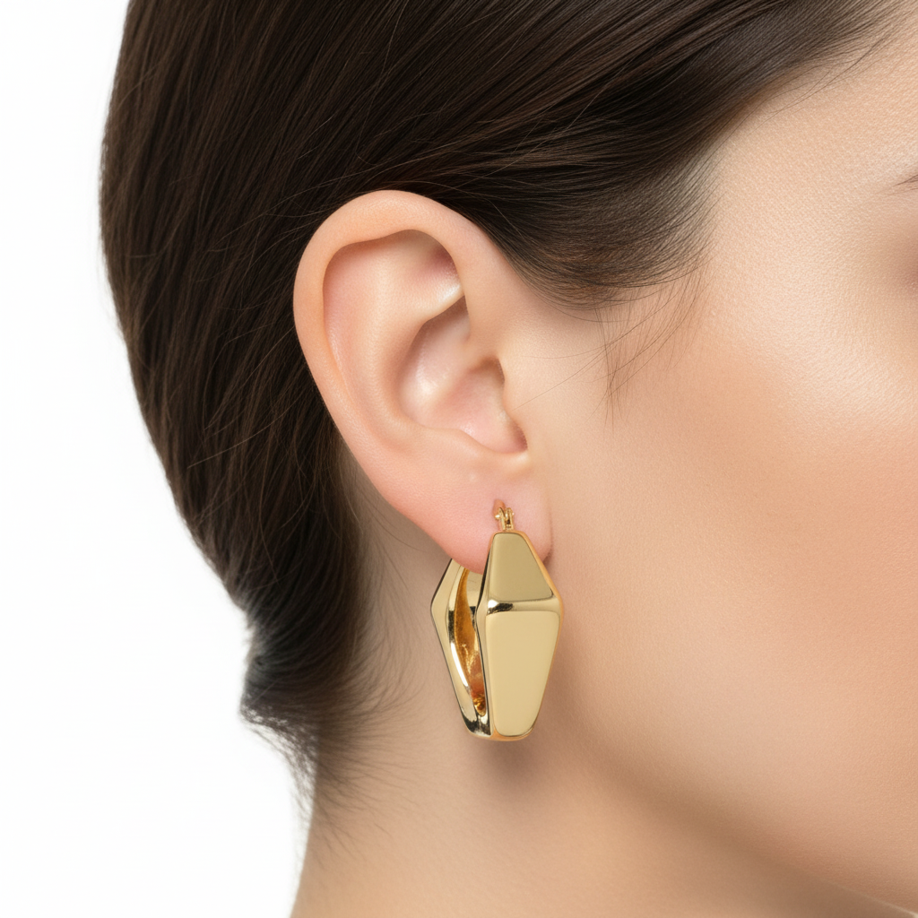 Orecchini pentagono elettroformati oro giallo 18kt 1,2x1,2cm indossato