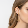 Orecchini pendenti con rombi oro 18kt 1,1x3,2cm indossato