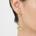 Orecchini pendenti con stelle oro giallo 18kt 0,95x3cm indossato