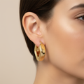 Orecchini rombo elettroformati oro giallo 18kt 1x1,6cm indossato