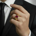 Anello uomo con pietra rossa rettangolare oro giallo 18kt indossato